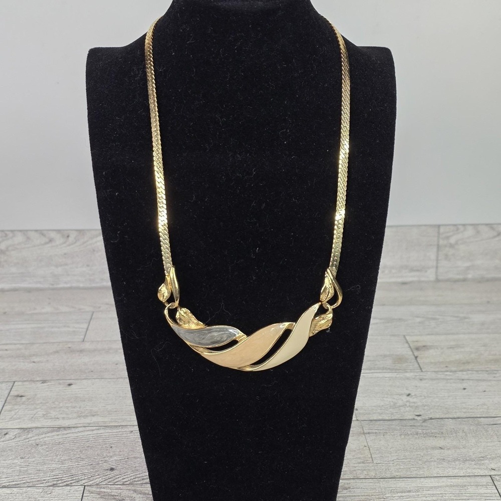 VTG Trifari TM Gold Tone Gray Beige Pearly Enamel Leaf Collar Chain Necklace 8"